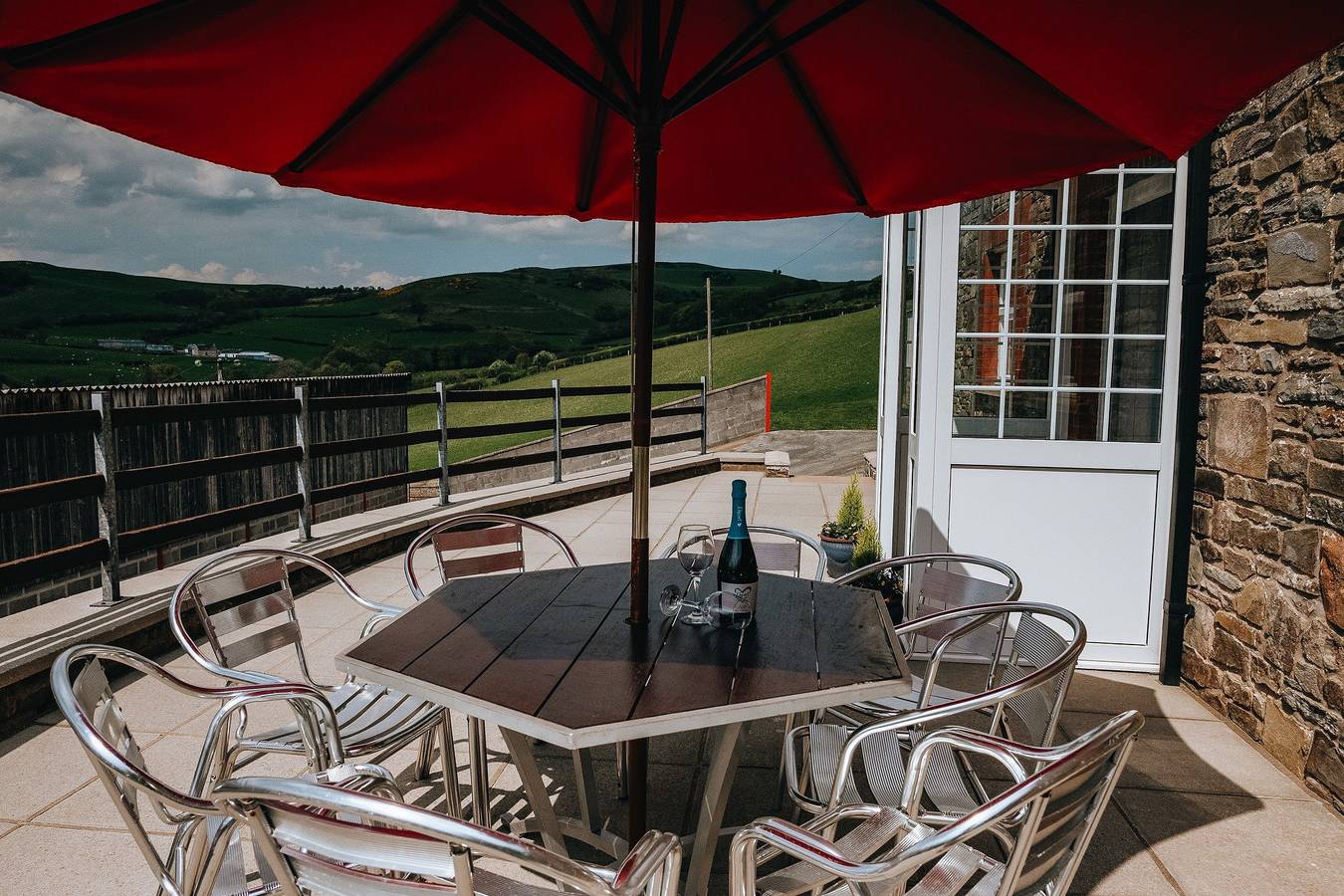 Luxury 5-Bed Farmhouse - Sleeps 8 & Hot Tub in Powys