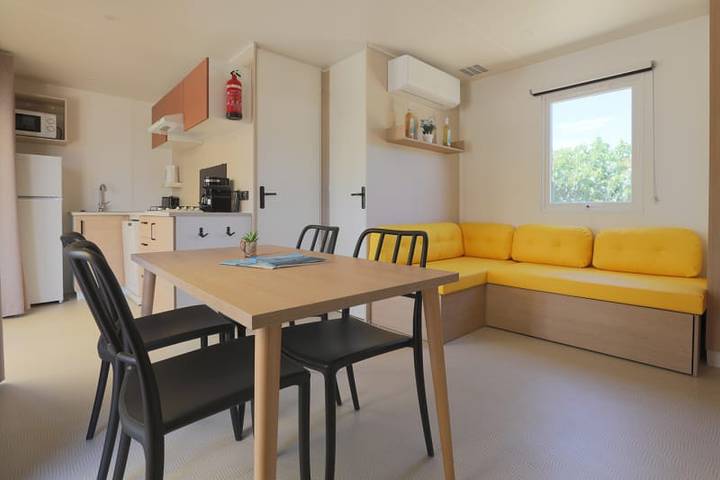 Caravane pour 4 personnes, avec vue sur le lac ainsi que terrasse et balcon/terrasse à Le Muy - 3