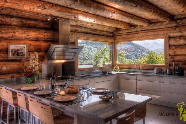 Location de vacances pour 8 personnes, avec vue et terrasse ainsi que jardin et piscine dans Lac Chambon - 3