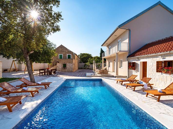 Ferienhaus für 8 Personen, mit Balkon und Terrasse sowie Garten und Pool in Općina Stankovci