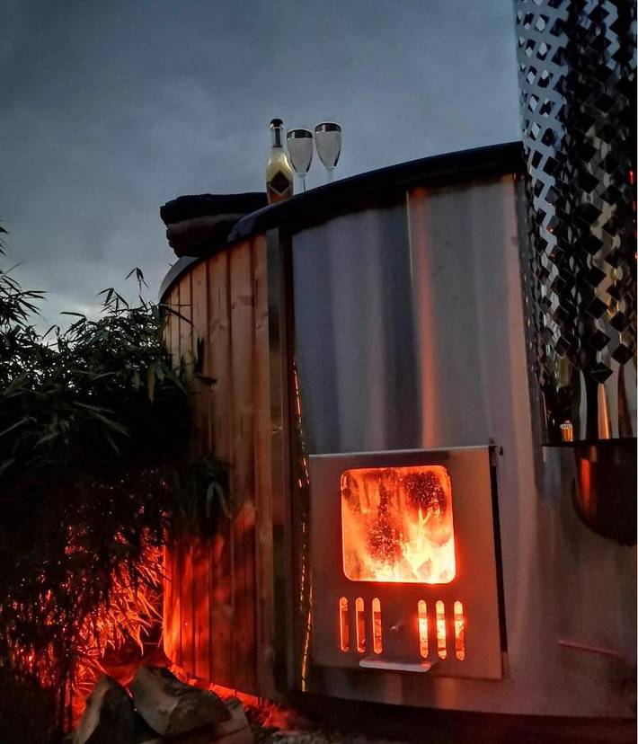 Ferienwohnung für 3 Personen, mit Terrasse und Whirlpool sowie Garten und Pool