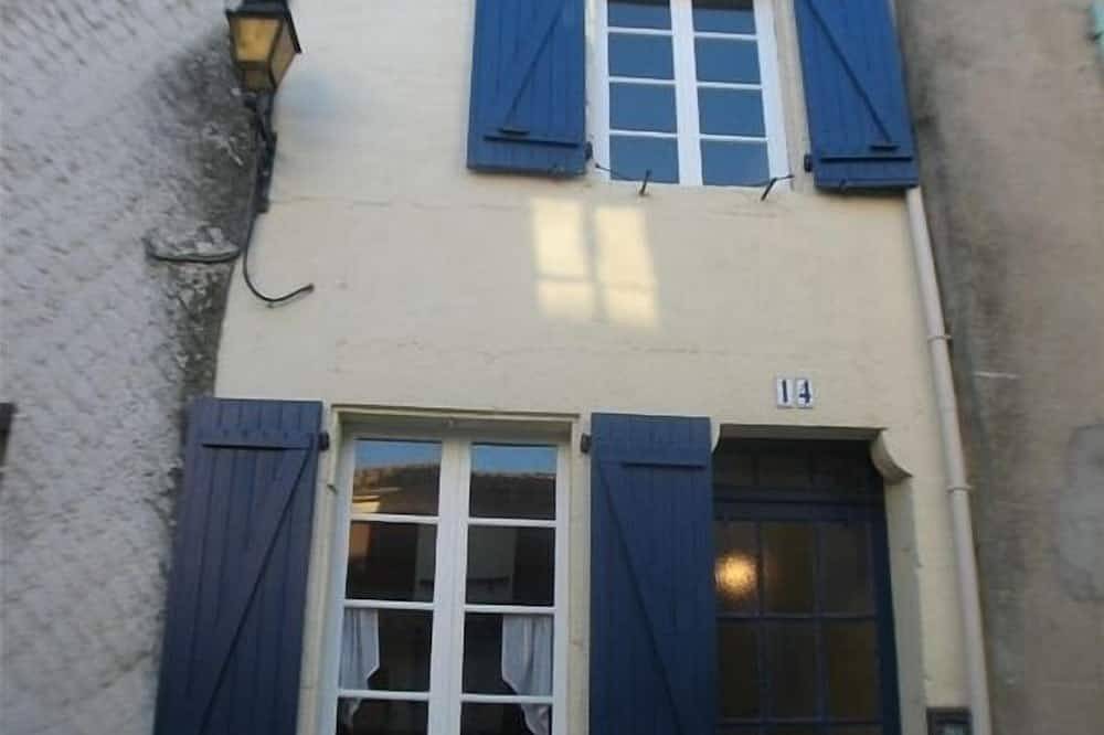 The Cathar Cottage, Pennautier - Lovely, Traditional Village House in Pennautier, Carcassonne region