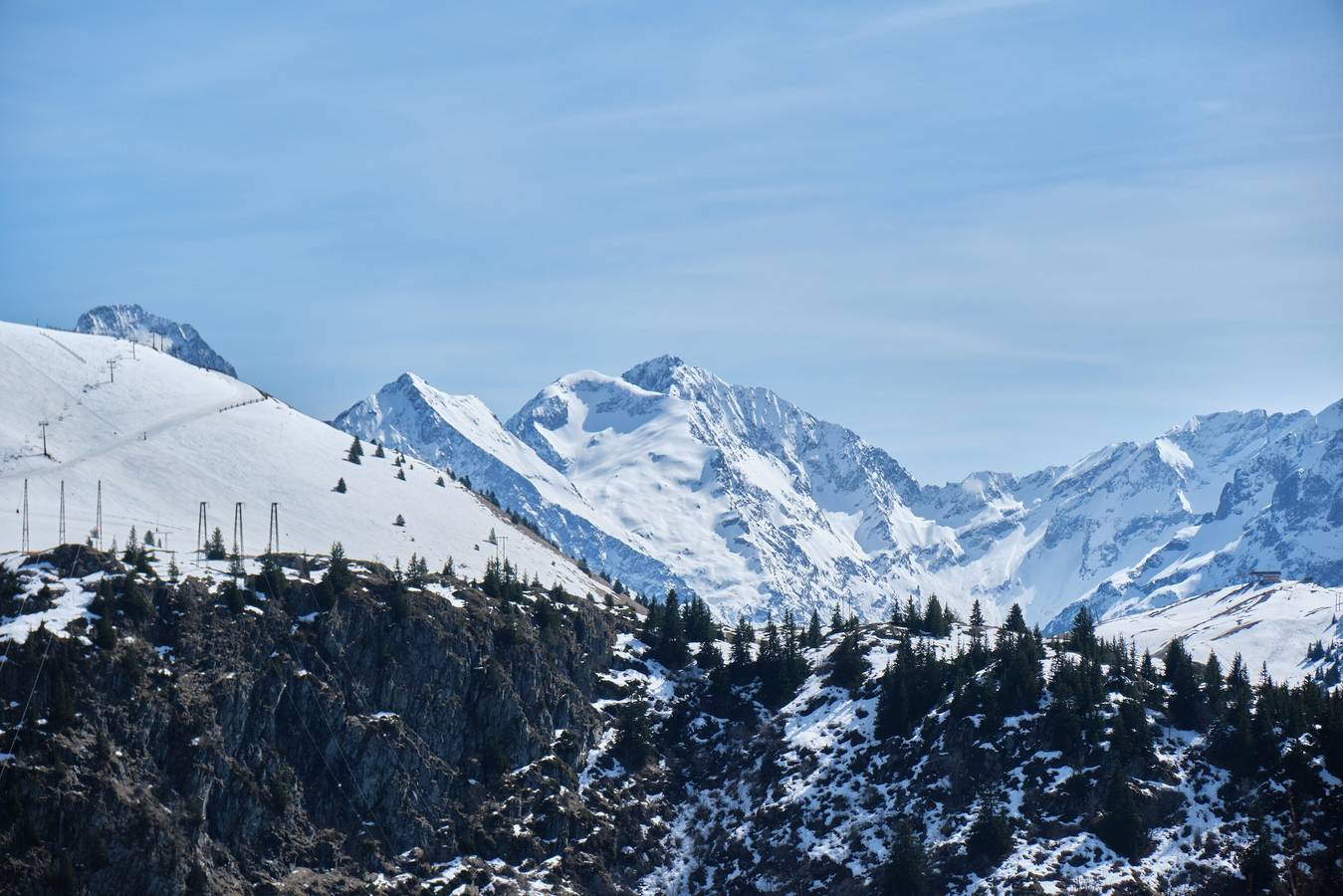 Entire apartment, Apartment 'Le Val D' Huez - 5 Pers' with Mountain View and Balcony in Huez, Écrins National Park