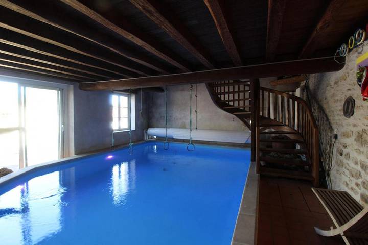 Gîte pour 8 personnes, avec vue sur le lac ainsi que jardin et terrasse à Saint-Bris-des-Bois