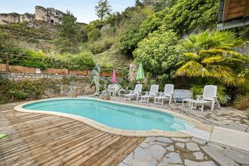 Cottage pour 8 personnes, avec piscine ainsi que jardin et vue sur le lac à Saint-Pierre-des-Tripiers