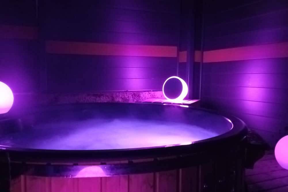 Entire apartment, Love Room La Courtisane – Spa on 40 m² Terrace – Love Room Alsace 67 in Niederbronn-les-Bains, Nordelsass