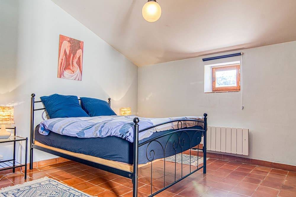 La maison aux volets bleus in Entrecasteaux, Brignoles region