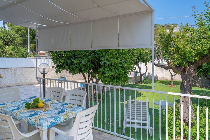 Appartement entier, Appartement "Donna Di Coppe" avec terrasse privée, Wi-Fi et climatisation in Lido di Noto, Région de Noto
