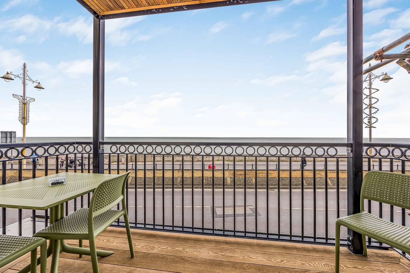Entire apartment, Tasteful, Seafront Family Flat - Pass the Keys in Bognor Regis, West Sussex