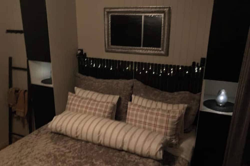 Ganze Wohnung, Welcome to our cozy, central apartment - a quiet respite in the middle of the city in Sentrum, Bodø