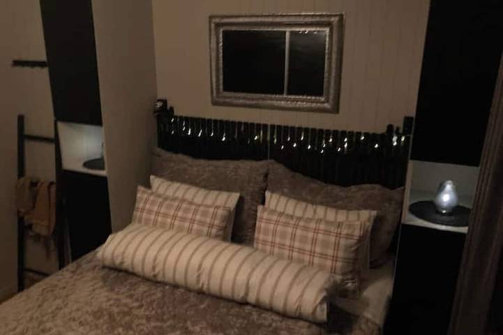 Ganze Wohnung, Welcome to our cozy, central apartment - a quiet respite in the middle of the city in Sentrum, Bodø