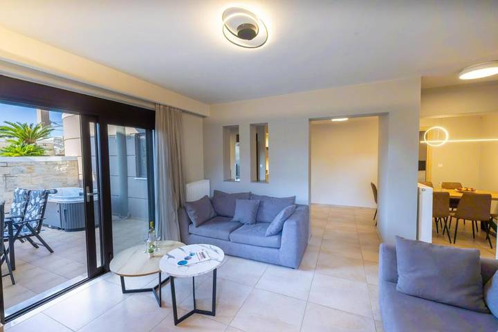 Gîte pour 6 personnes, avec Balcon et Jacuzzi ainsi que Terrasse et Vue dans Stalos - 4