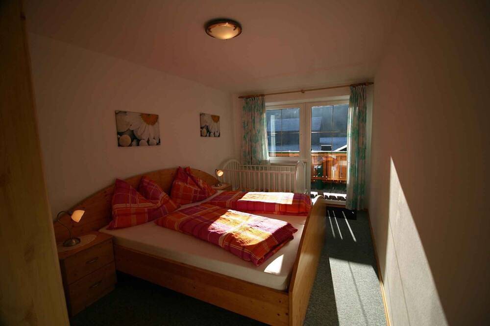 Vakantiehuis met barbecuefaciliteiten en kinderspeelplaats in Salzkammergut Mountains, Strobl