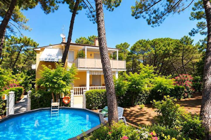 Ferienhaus für 7 Personen, mit Balkon und Whirlpool sowie Terrasse und Garten in Marina di Castagneto Carducci