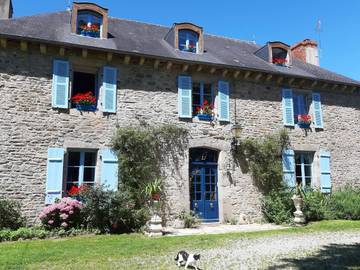 Cottage pour 3 personnes, avec jardin et terrasse ainsi que vue et piscine à Merdrignac