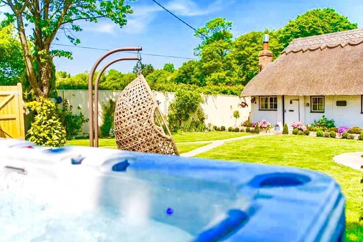 Cottage for 6 people, with hot tub and terrace as well as garden in Kent