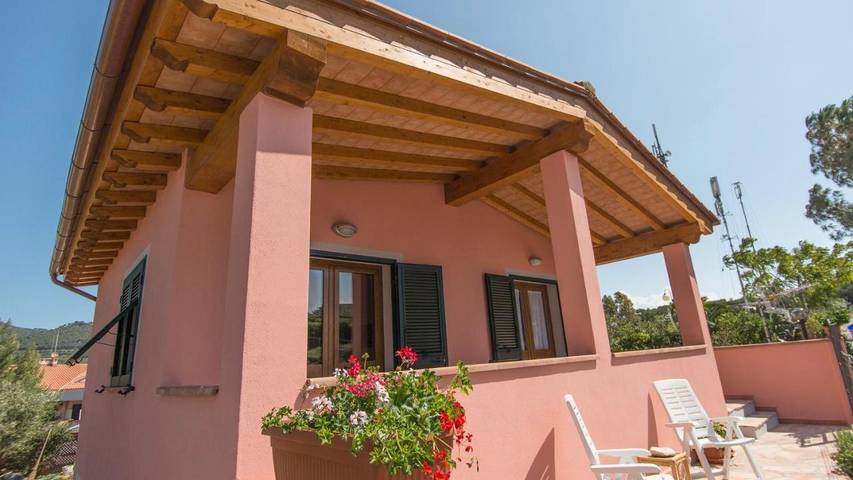 Ferienwohnung für 4 Personen, mit Garten und Ausblick sowie Terrasse in Porto Azzurro