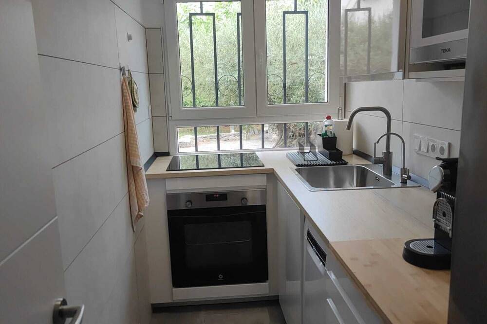 Apartamento entero, Porche de 20m2, jardín 1000m, barbacoa, aparcamiento, vallado y protegido y Wifi in El Mas Fumats, Roses