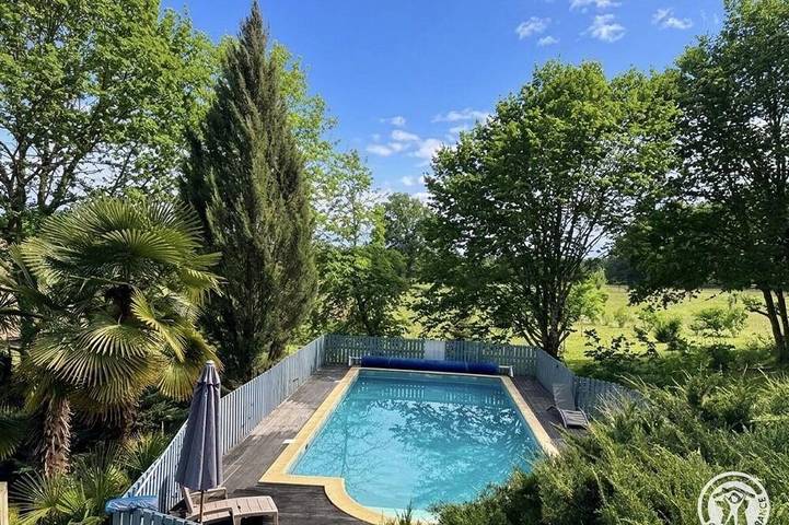 Gîte pour 2 personnes, avec jardin et piscine, animaux acceptés