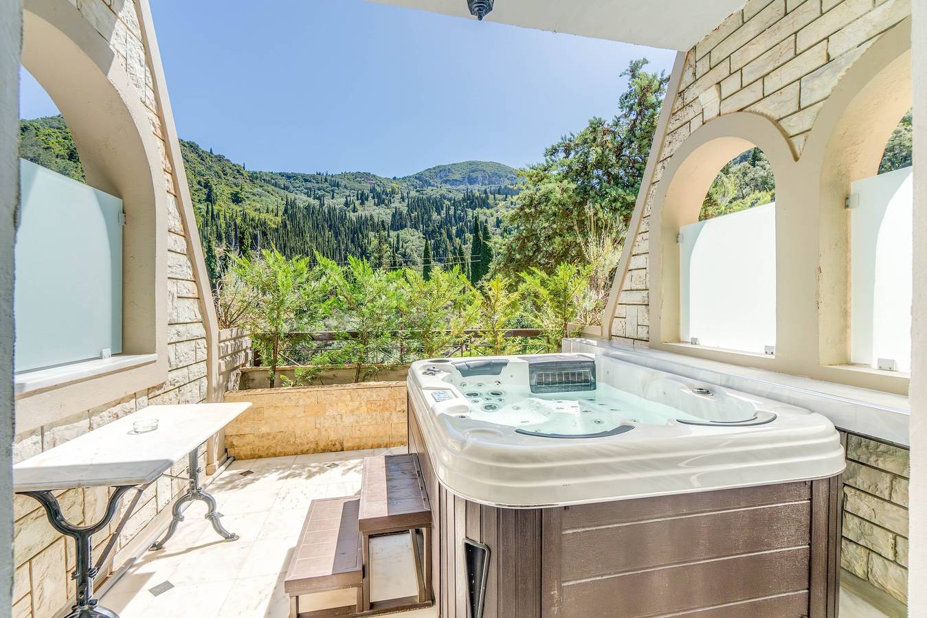 Apartamento inteiro, Apartamento 'Doliva Anthi' com jacuzzi privado, vista montanha, Wi-Fi e ar condicionado in Agios Gordios, Corfu