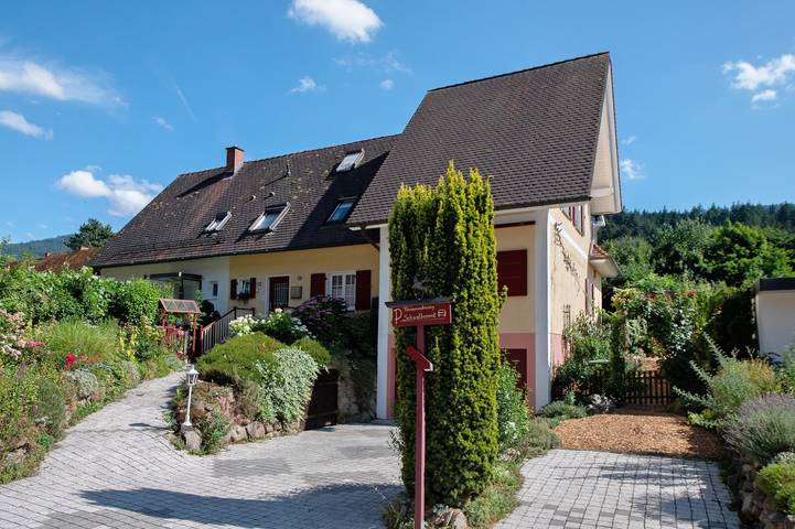 Geheel appartement, Vakantiewoning 'Schwalbennest' met bergzicht, privéterras en wifi in Badenweiler, Zuidelijk Zwarte Woud