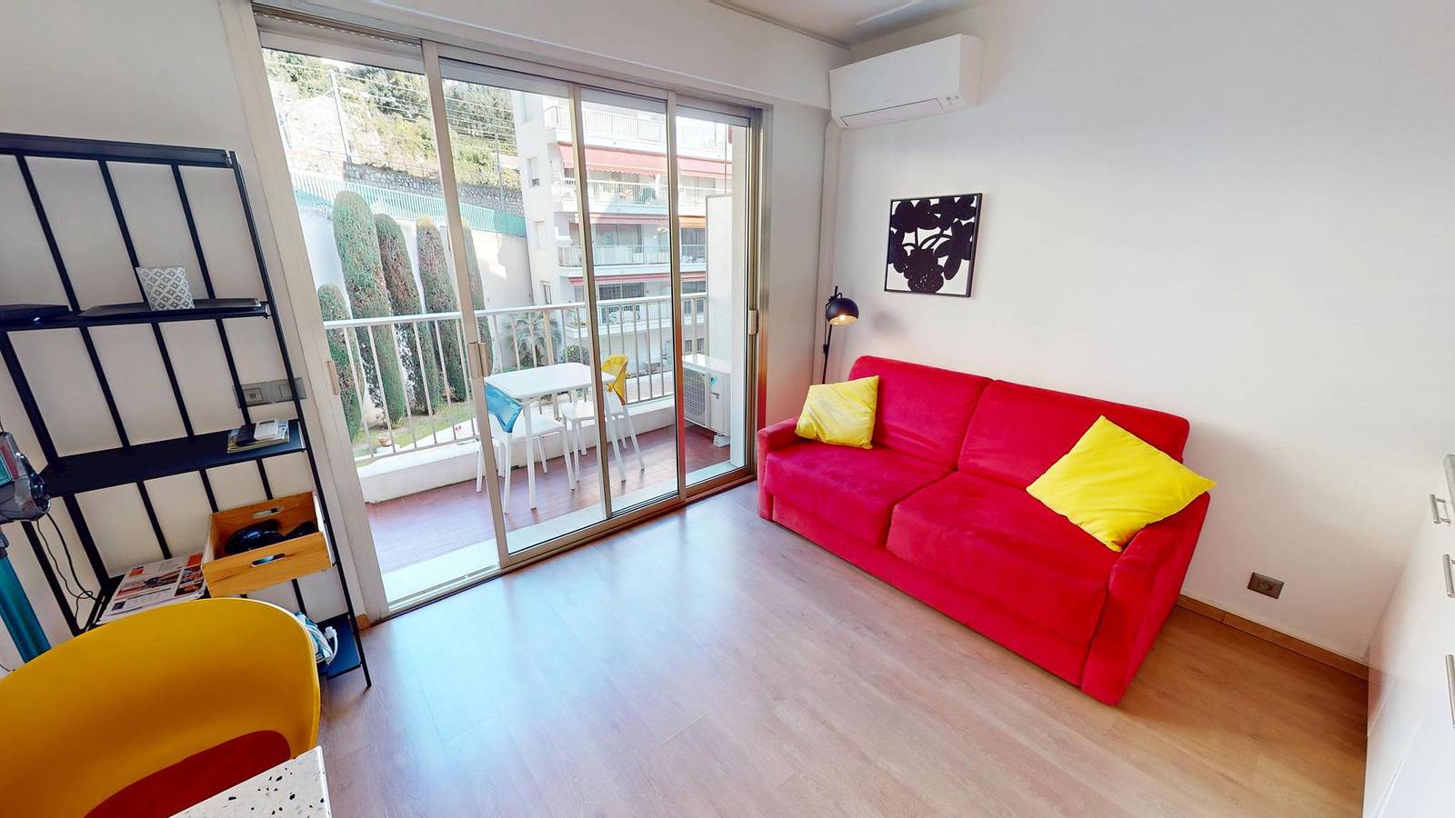 Entire studio, Lovely, quiet, air-conditioned studio with terrace close to the beaches and the center (1Rp) in Menton, Nice region