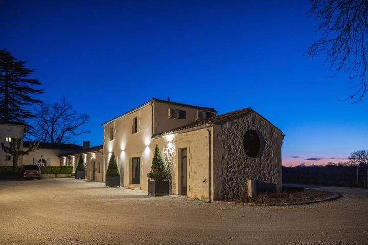 Location de vacances pour 6 personnes, avec Terrasse et Jardin ainsi que Piscine et Vue à Vérac