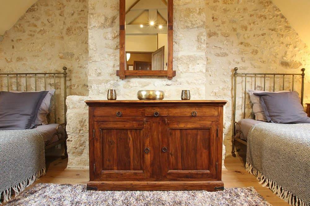 Charming cottage with garden, pets allowed, parking and Wifi in Valognes, Côte de la Déroute