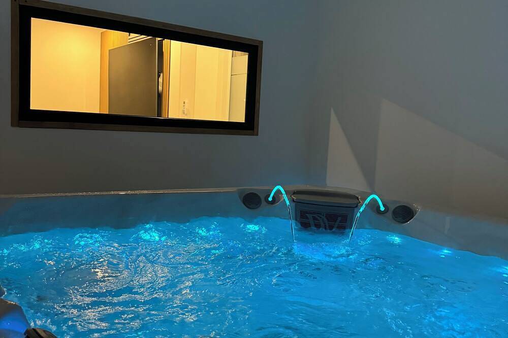 Entire apartment, Love room / private jacuzzi / exceptional accommodation in Istres, Istres region