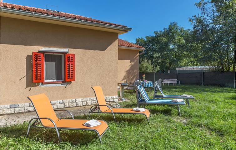 Acogedor apartamento de 2 dormitorios con jardín, aparcamiento y atracciones cercanas in Labin City, Labin