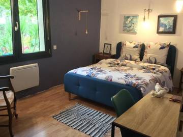 Cottage pour 2 personnes, avec terrasse et vue ainsi que jardin et piscine à Pierrelatte
