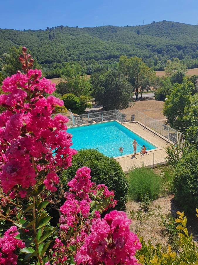 Location de vacances pour 4 personnes, avec terrasse ainsi que vue et piscine à Saint-Martin-de-Brômes