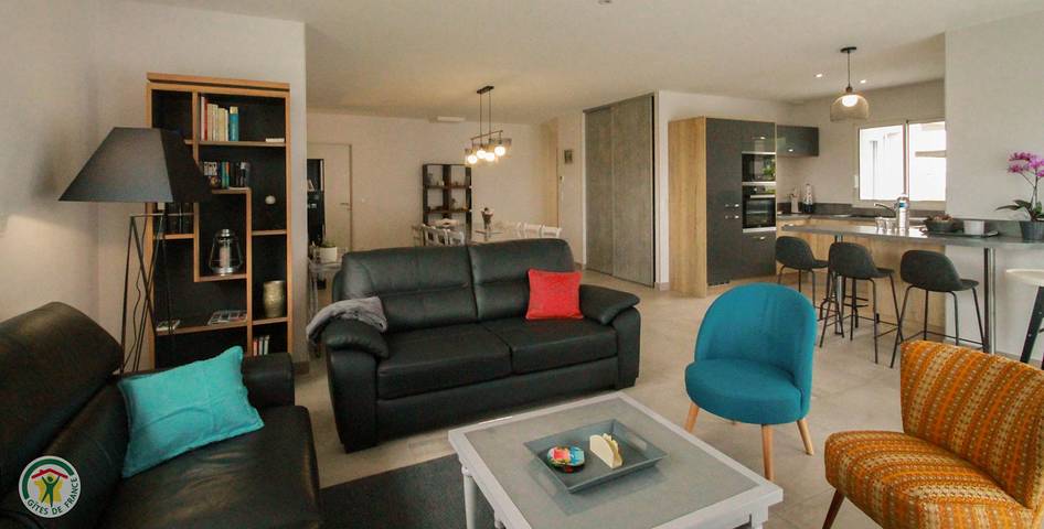 Gîte pour 8 personnes, avec terrasse ainsi que jardin et piscine dans l' Isère - 4