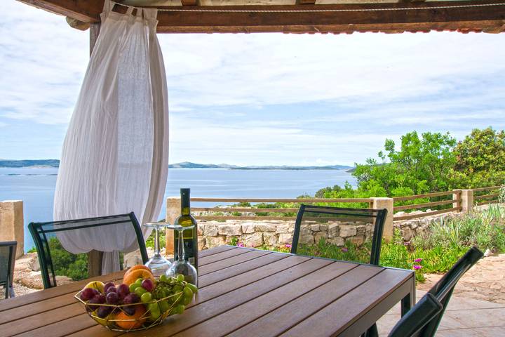 Ferienhaus für 4 Personen, mit Terrasse und Garten in Tkon