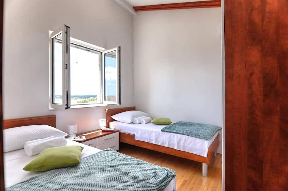 Holiday Home Srećko - Three Bedroom Holiday Home With Pool in Polača, Zadar