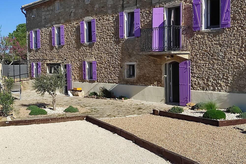Jolie Maison A Salazac, le Mas des 2 Vallées, 4 Chambres 8 Personnes et piscine in Salazac, Région de Nîmes