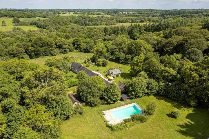 Location de vacances pour 3 personnes, avec piscine ainsi que vue et jardin à Persquen