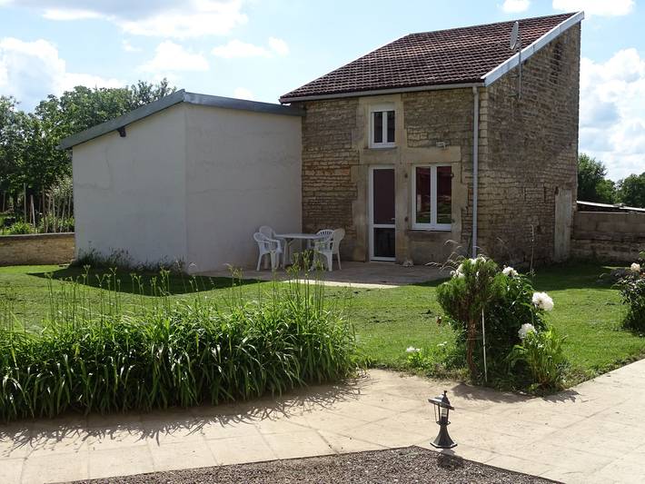 Gîte pour 4 personnes, avec Terrasse ainsi que Jardin et Vue à Arc-en-Barrois