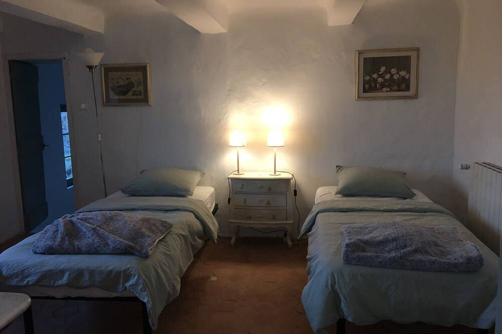 Old country house on a large plot of land in a quiet location 2km from the village of Fayence in Fayence, Draguignan region