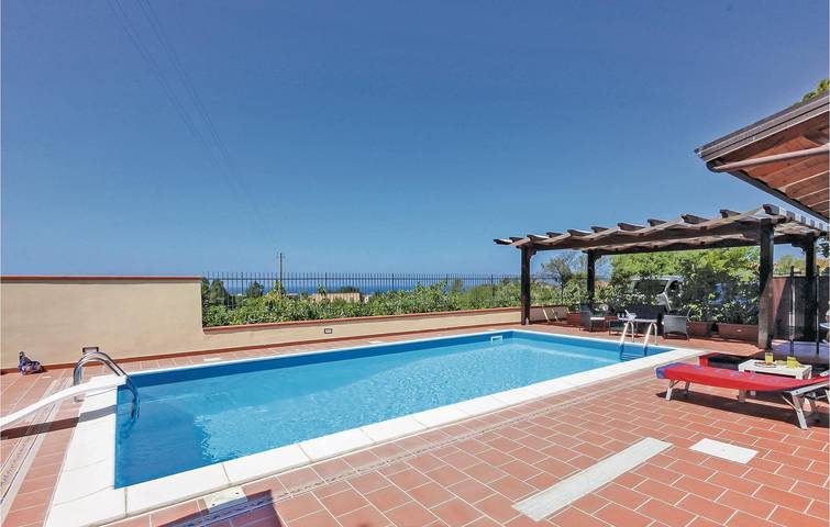 Apartamento vacacional entero, Apartamento con terraza junto a la piscina a 1 km de la playa in Santa Maria di Castellabate, Castellabate