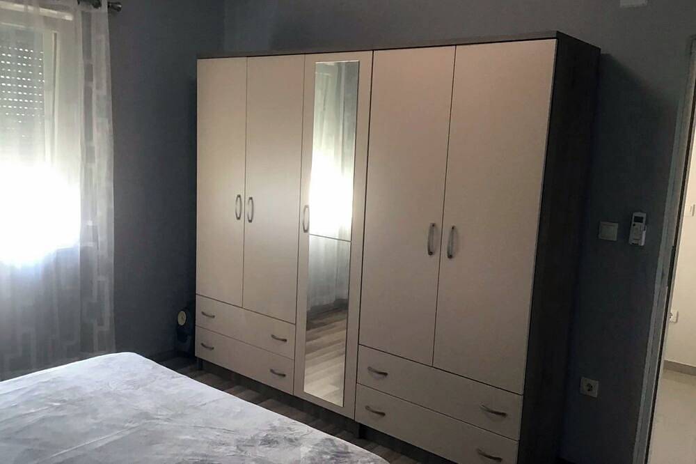 Geheel appartement, Modern 2-Bedroom Apartment with Garden Views & Full Amenities! in Polača, Zadar