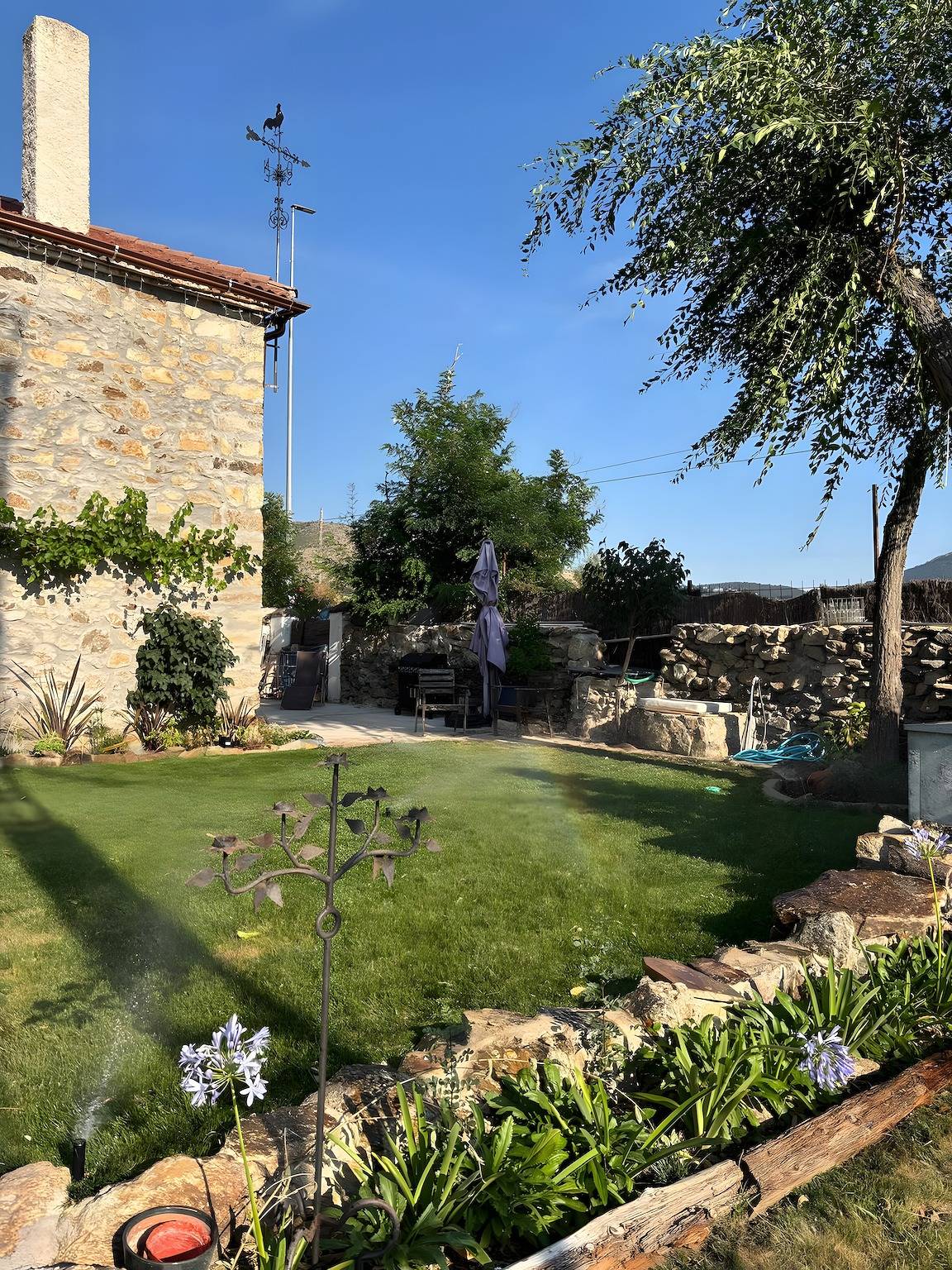 Casa vacacional 'La Casa Del Gallo' con terraza, jardín privado y Wi-Fi in Garganta de los Montes, Provincia de Madrid