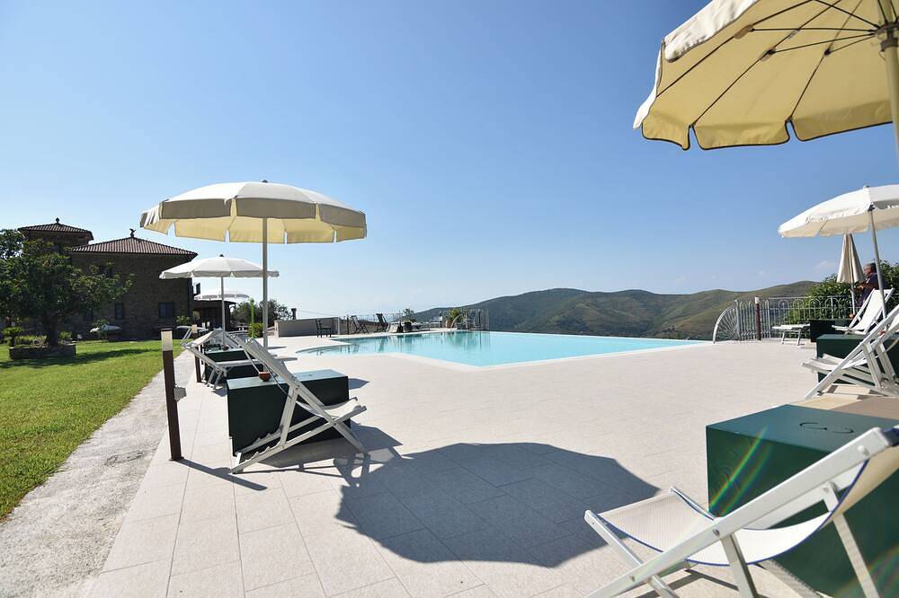 Farmhouse with infinity pool. Ideal for groups. in Perdifumo, Cilento Coast