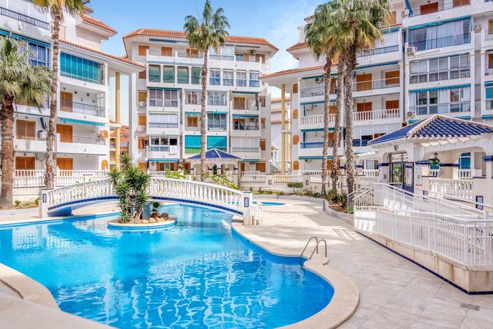 Entire apartment, Apartment 'La Mata Beach' with Shared Pool, Wi-Fi and Air Conditioning in Torrevieja, Costa Blanca