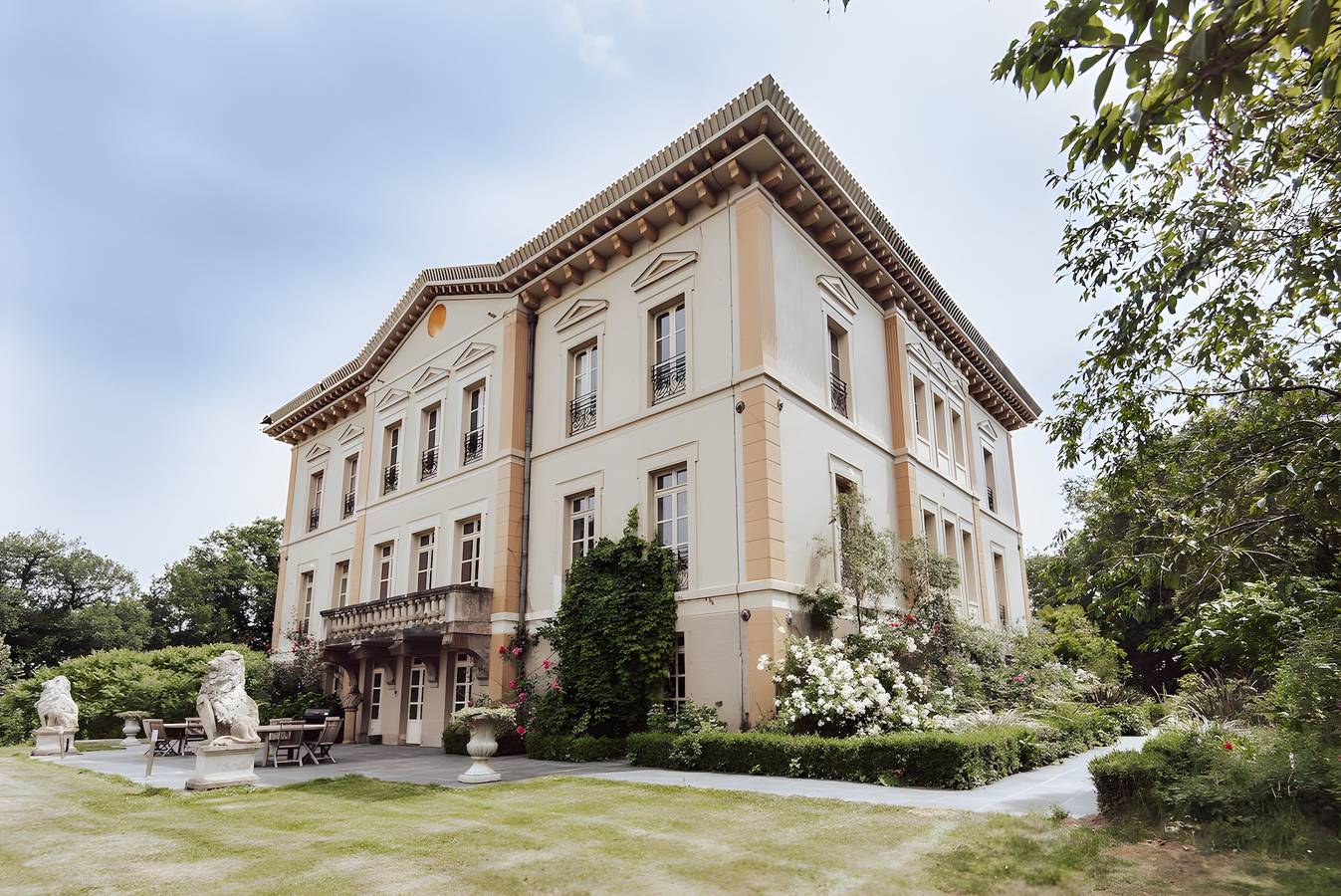 Ganze Wohnung, Ferienwohnung 'L'appartement Du Château' mit Gemeinschaftspool, Gemeinschaftsterrasse und WLAN in Sixt-sur-Aff, Redon und Umgebung