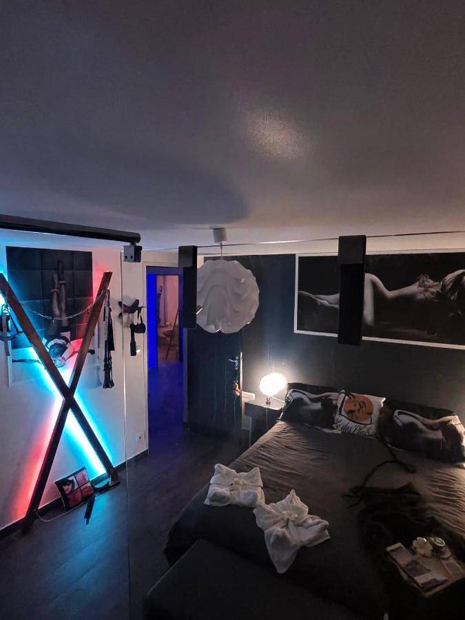 Suite Intimiste Adultes avec Spa Prive - Ile des Plaisirs in Graulhet, Région de Castres