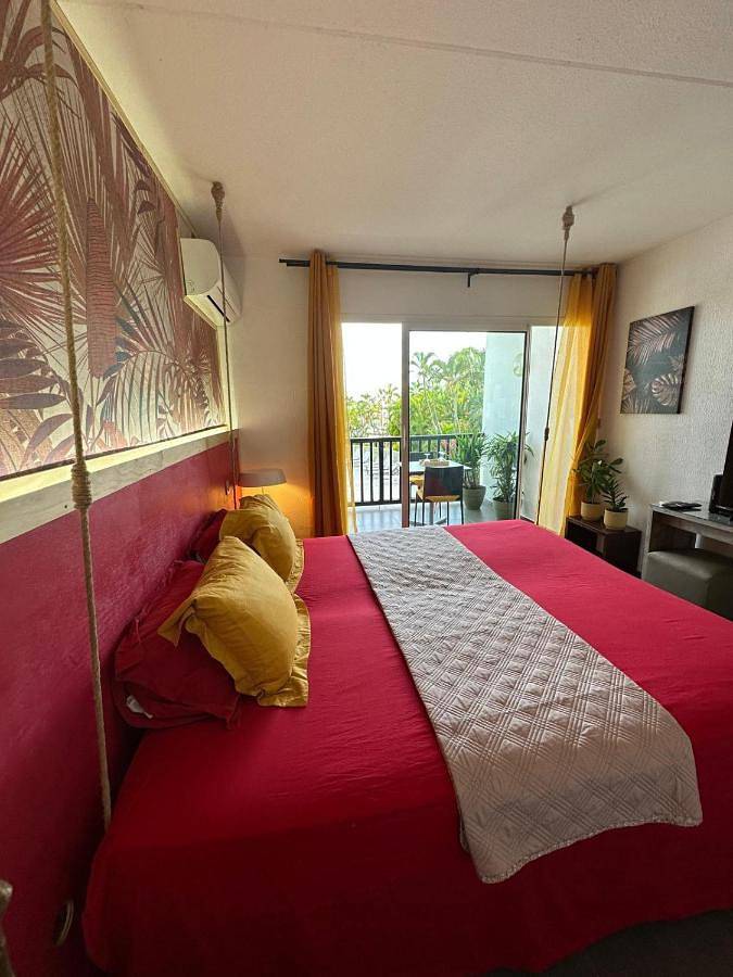 Gîte pour 2 personnes, avec piscine ainsi que terrasse et vue dans Port De Saint Francois - 2