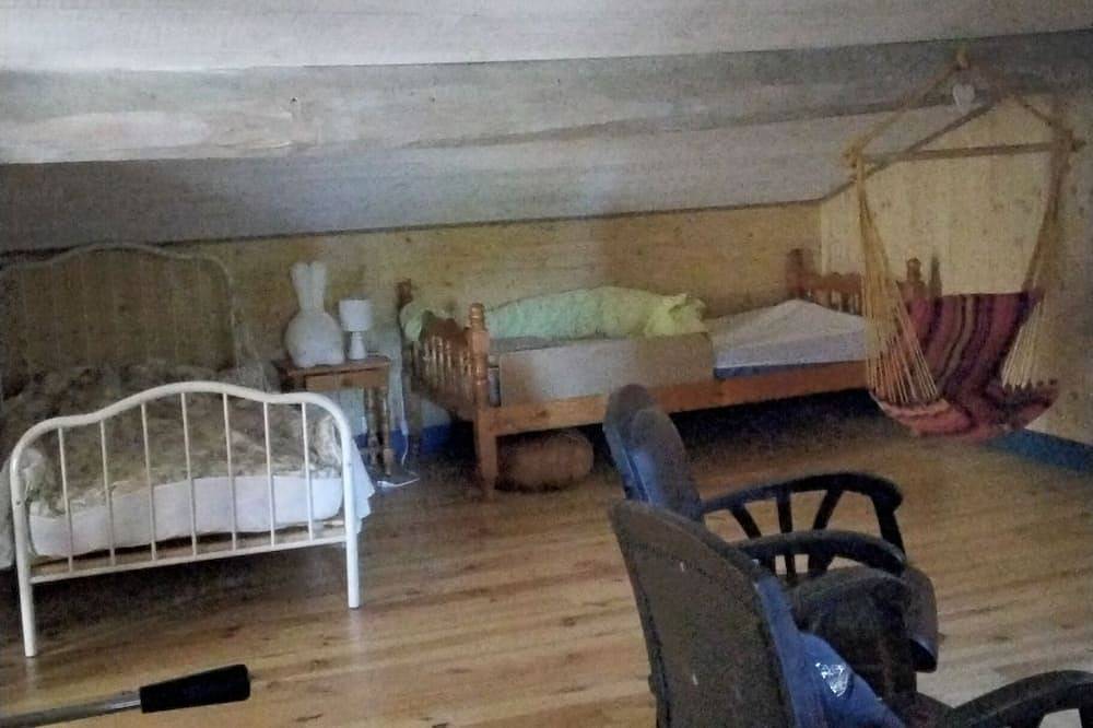 Suite on the second floor of a typical home in Bazas, Región de Langon