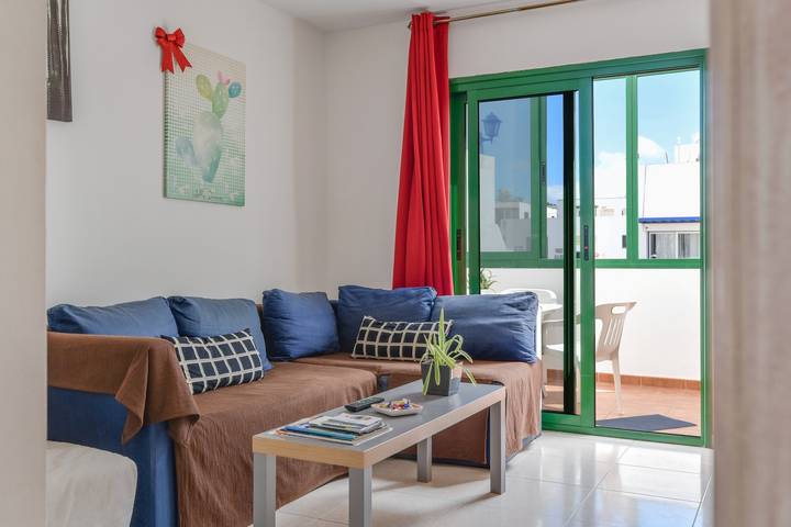 Entire apartment, Charming Holiday Apartment "Apartamento Anaca 2" Next to the Beach in Playa Blanca, Yaiza