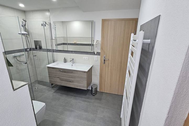 Ganze Wohnung, Herzlich willkommen in der Ferienwohnung am Schwanenteich in Bad Klosterlausnitz, Saaleland